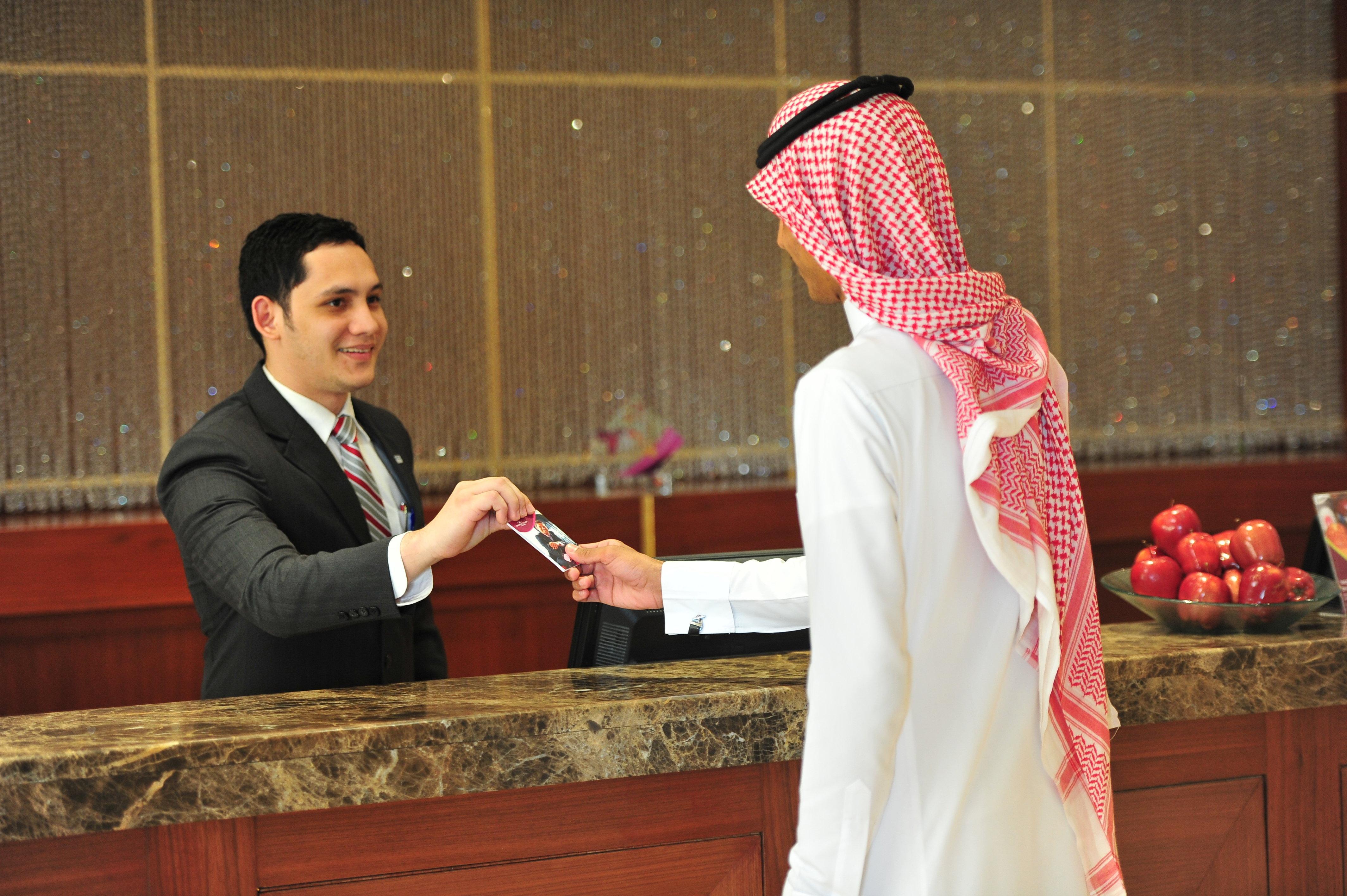 Отель Crowne Plaza Al Khobar By Ihg Экстерьер фото A hotel receptionist