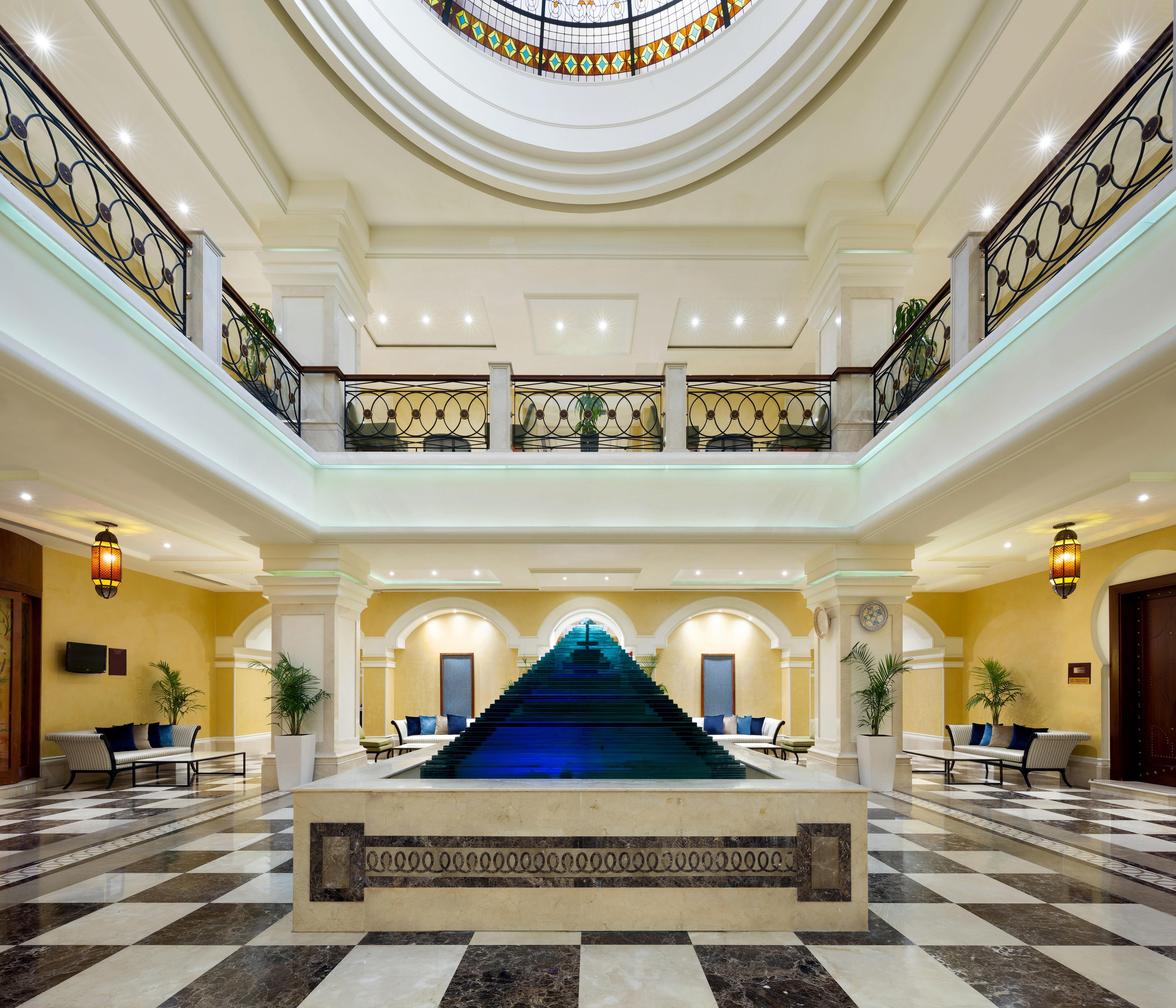 Отель Crowne Plaza Al Khobar By Ihg Экстерьер фото The pyramid fountain at the lobby of the hotel