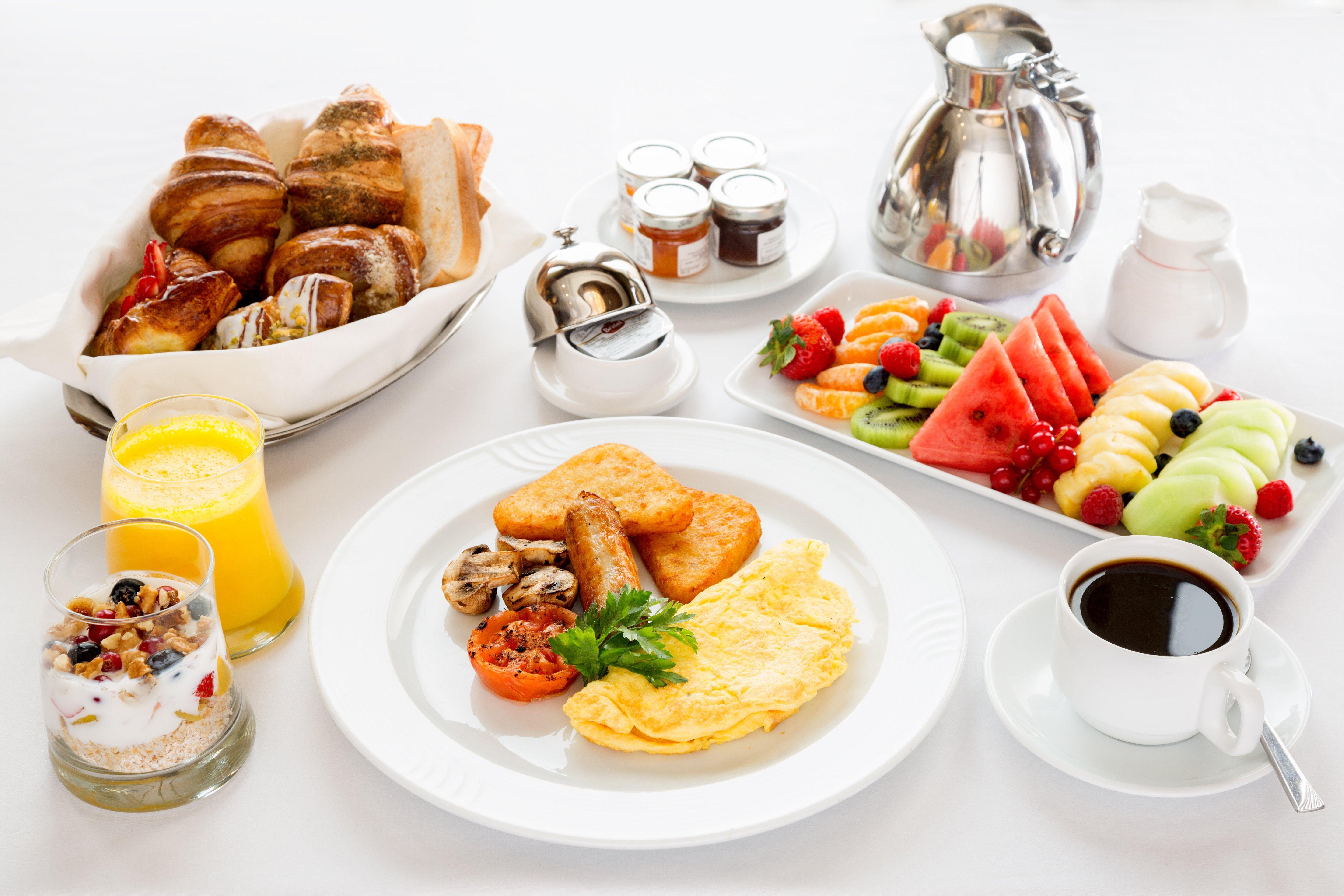 Отель Crowne Plaza Al Khobar By Ihg Экстерьер фото A typical breakfast