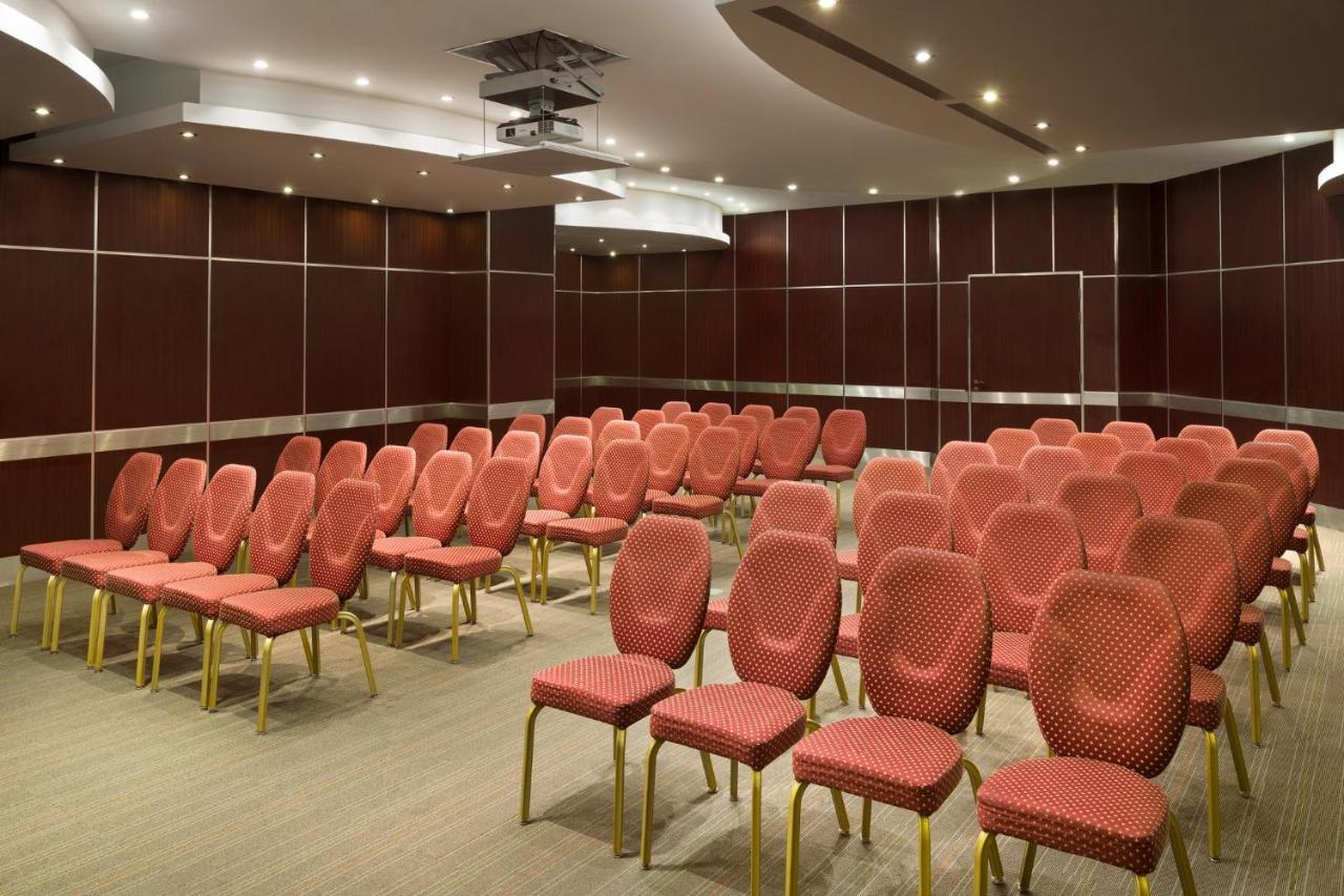 Отель Crowne Plaza Al Khobar By Ihg Экстерьер фото A typical meeting room