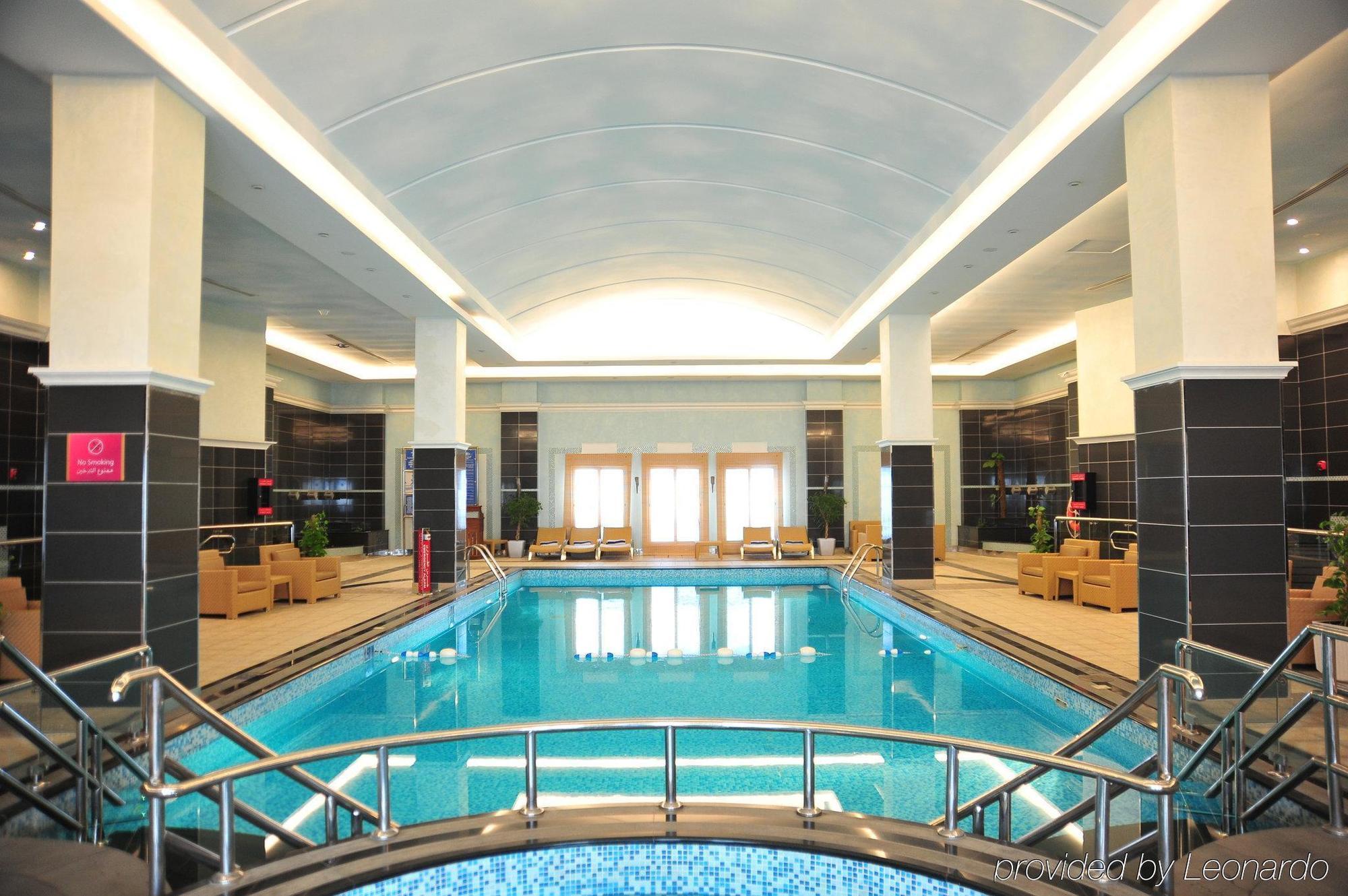 Отель Crowne Plaza Al Khobar By Ihg Экстерьер фото The pool at the hotel